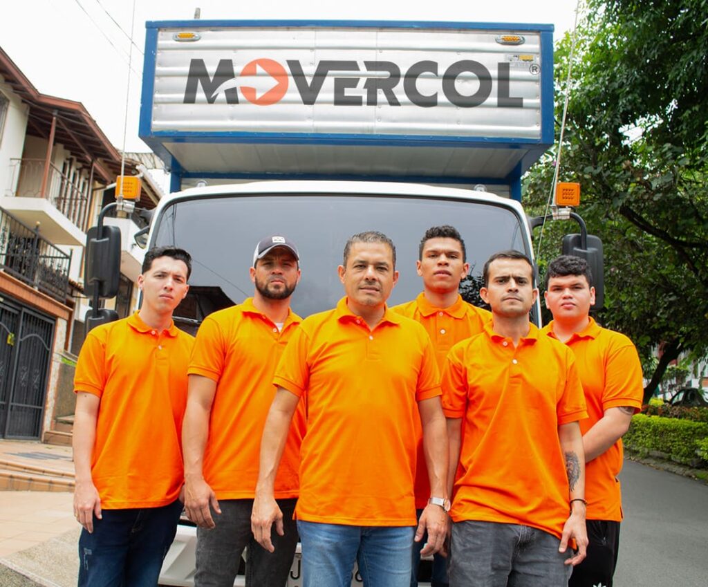 Equipo de Mudanzas junto a camión de Movercol y ¿Cuánto cuesta Trasladar una Motocicleta de una ciudad a otra en Colombia? y Cobertura de Transporte