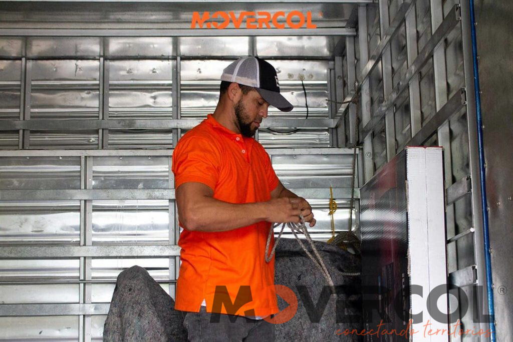 embalaje-profesional_optimized-scaled Personal encargado de embalar y reforzar con lazos los enseres de cada mudanza que realizamos en Movercol Y ¿Cuánto cuesta enviar mi moto de Bucaramanga a Bogotá?