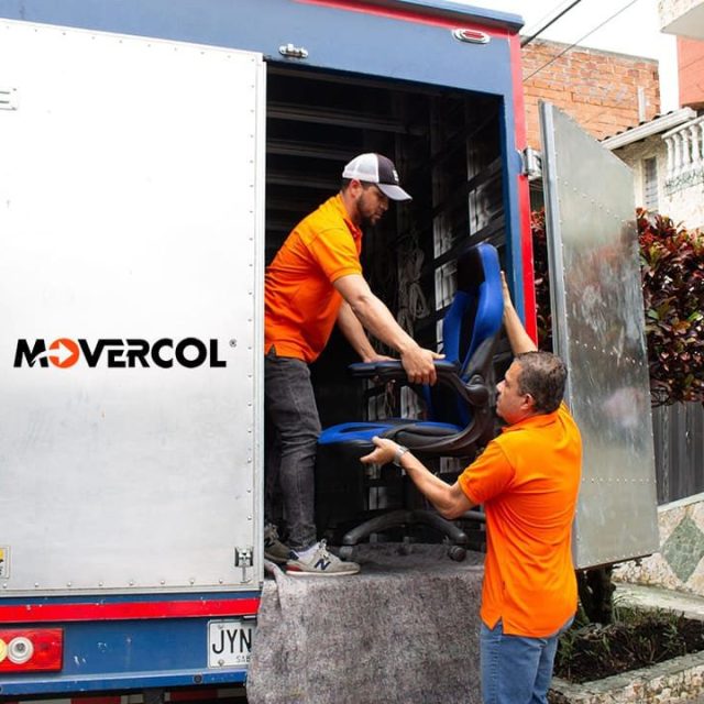Personal de cargue y descargue ubicando enseres en camión y Mudanzas de Bogotá a Medellín y ¿Cuánto cuesta hacer una mudanza de Cali a Bogotá? y ¿Cuánto cuesta una mudanza de Medellín a Cali? y Mudanzas de Bogotá a Ibagué